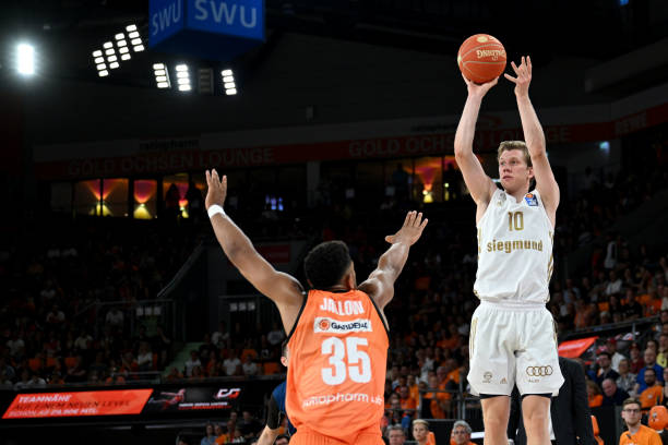 铺就了一条 铺就了一条